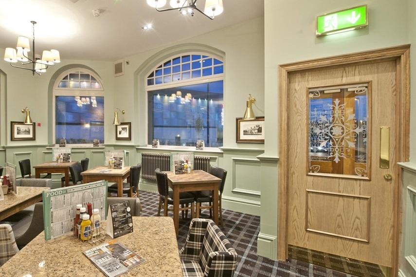 The Queen Hotel Wetherspoon Aldershot Exteriér fotografie